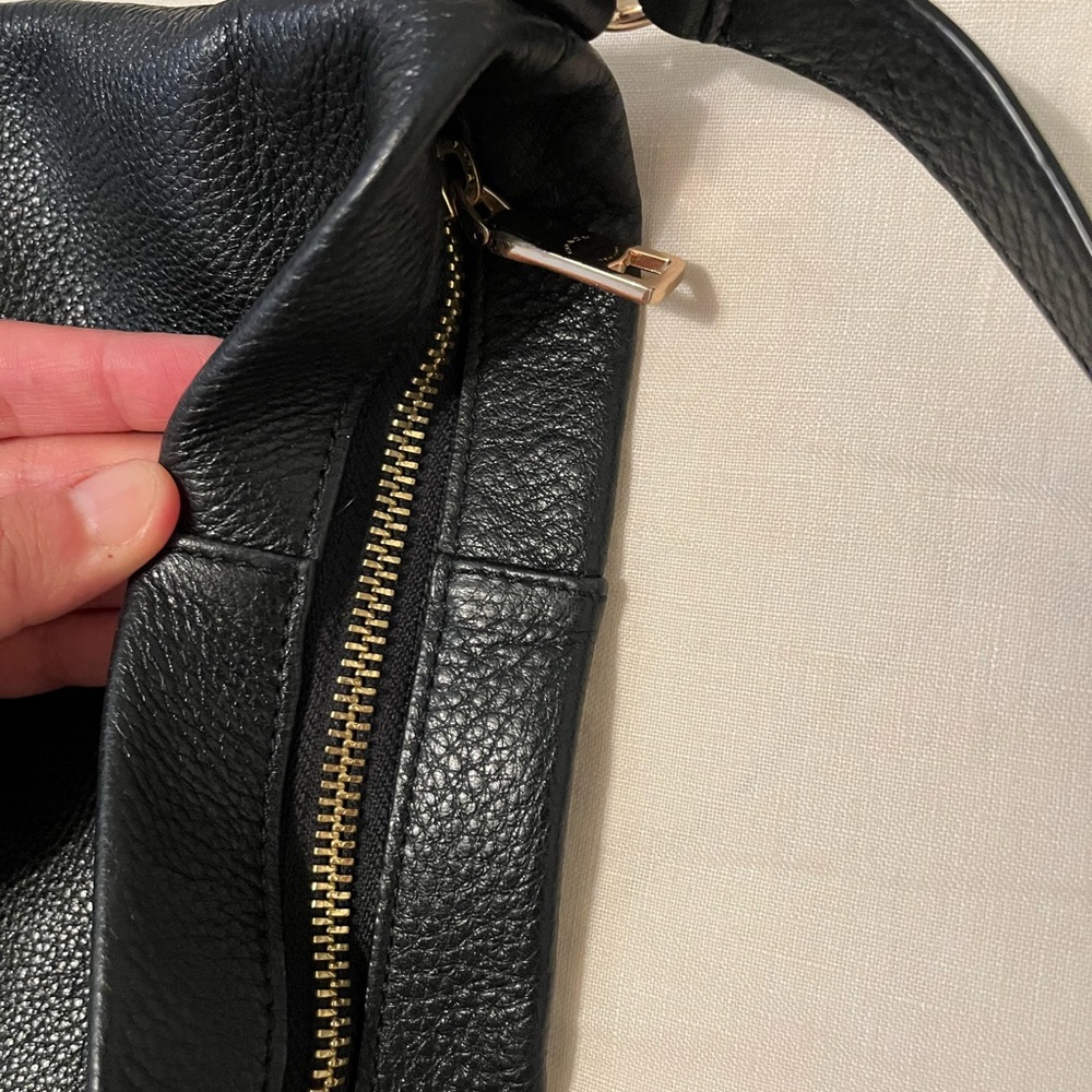 Coach Black Leather Shoulder Bag with Timeless Design - Picture 8 of 10